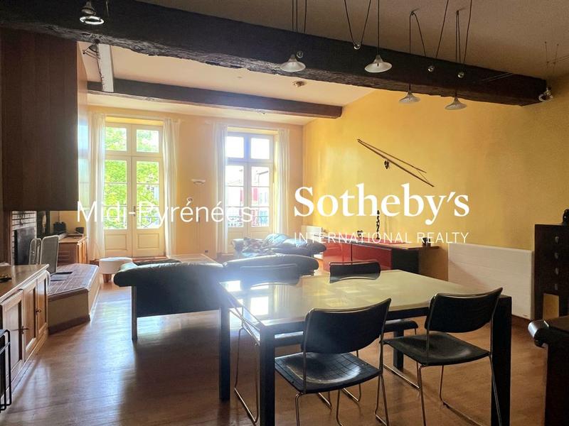 Maison - 377 m² - 12 pièces