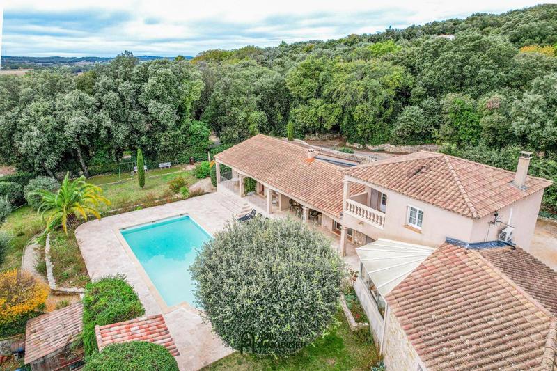 Villa - 244 m² - 10 pièces