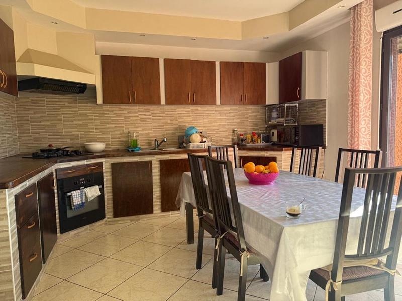 Maison - 220 m² - 8 pièces