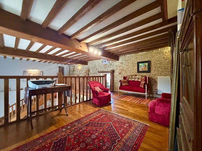 Maison - 220 m² - 8 pièces