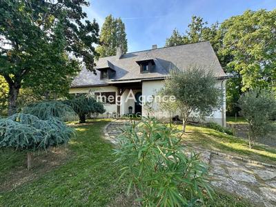 Maison - 182 m² - 9 pièces