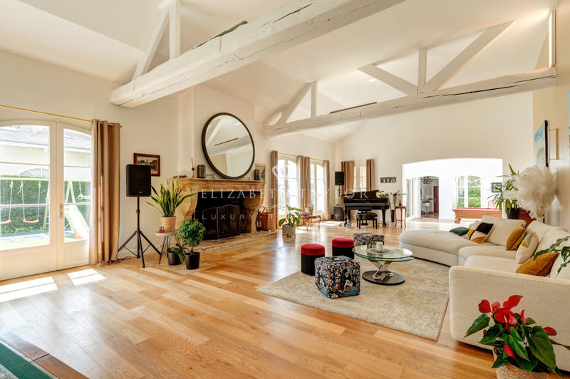 Maison - 864 m² - 14 pièces