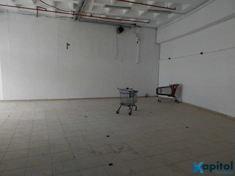 Magasins - 151 m²