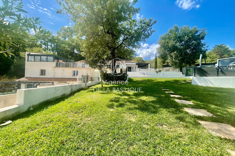 Maison - 296 m² - 4 pièces