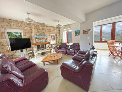 Maison - 327 m² - 11 pièces