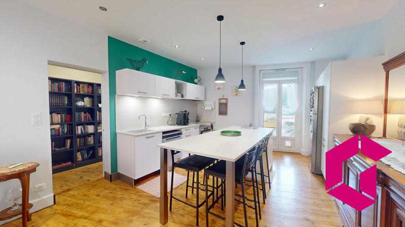 Maison - 337 m² - 9 pièces