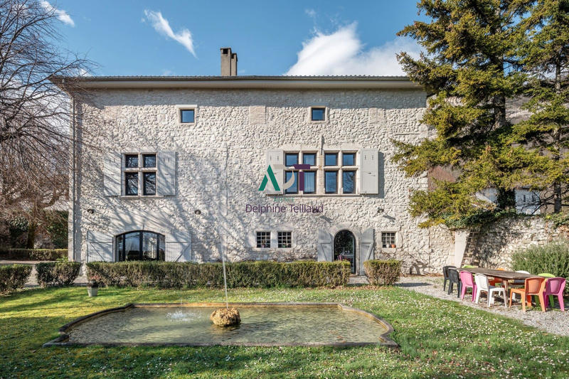 Maison - 465 m² - 9 pièces