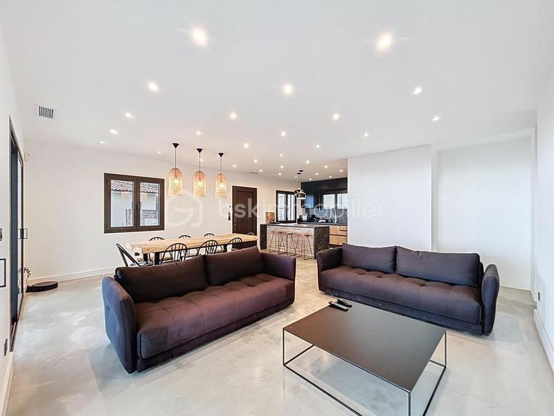 Maison - 172 m² - 9 pièces