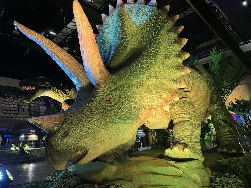 Le monde est Dinosaures