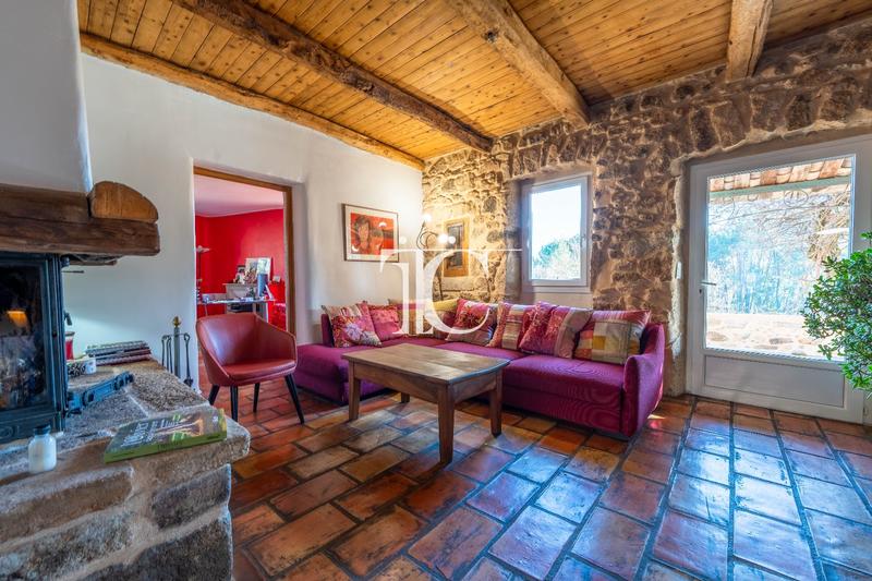 Maison - 245 m² - 9 pièces