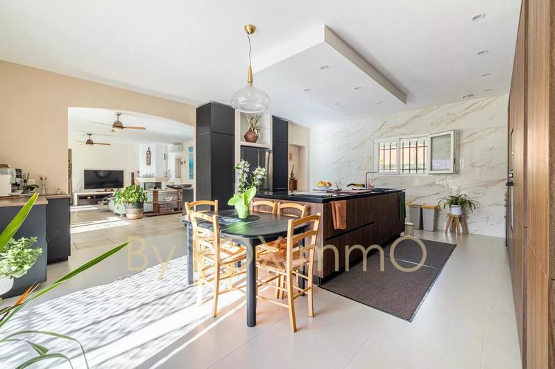 Maison - 330 m² - 9 pièces