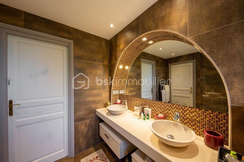 Propriété - 490 m² - 10 pièces