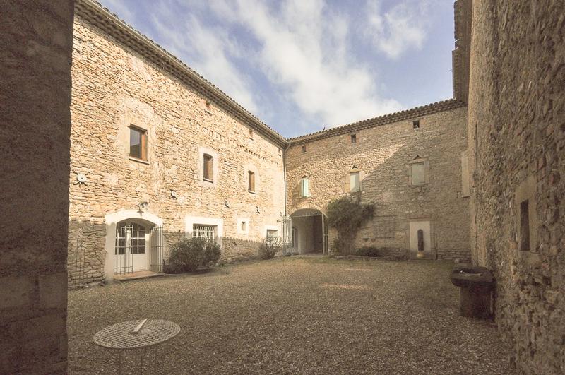 Mas - 896 m² - 25 pièces