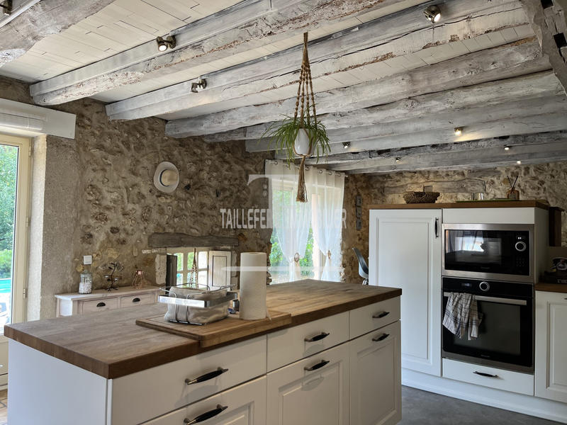 Maison - 230 m² - 8 pièces