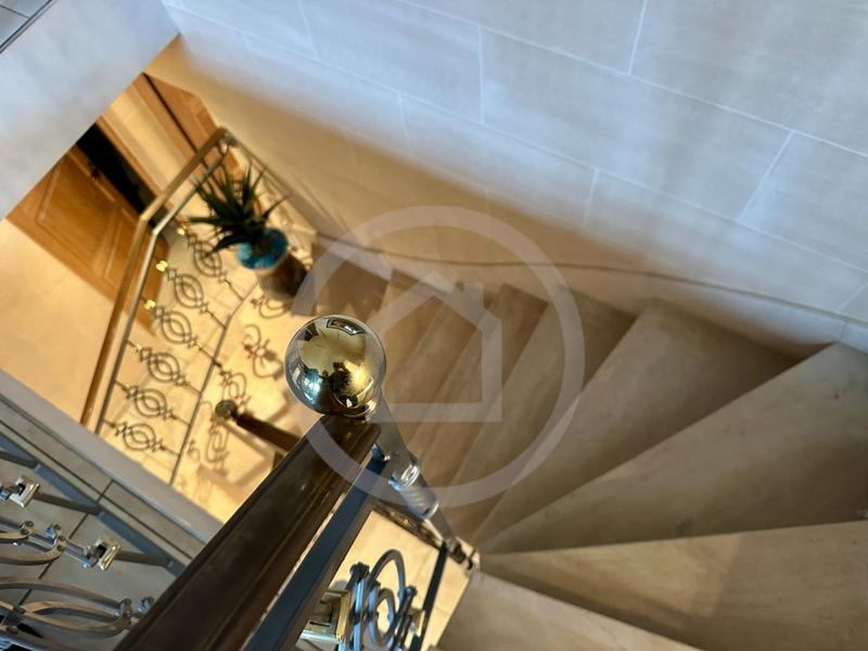 Maison - 196 m² - 7 pièces