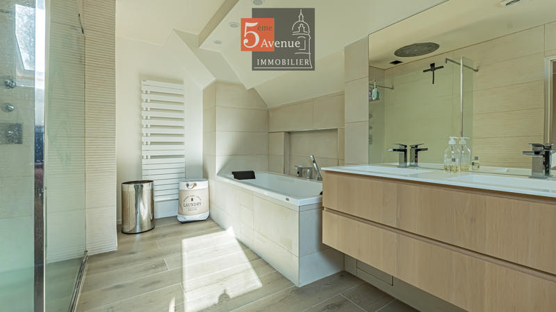 Maison - 400 m² - 8 pièces