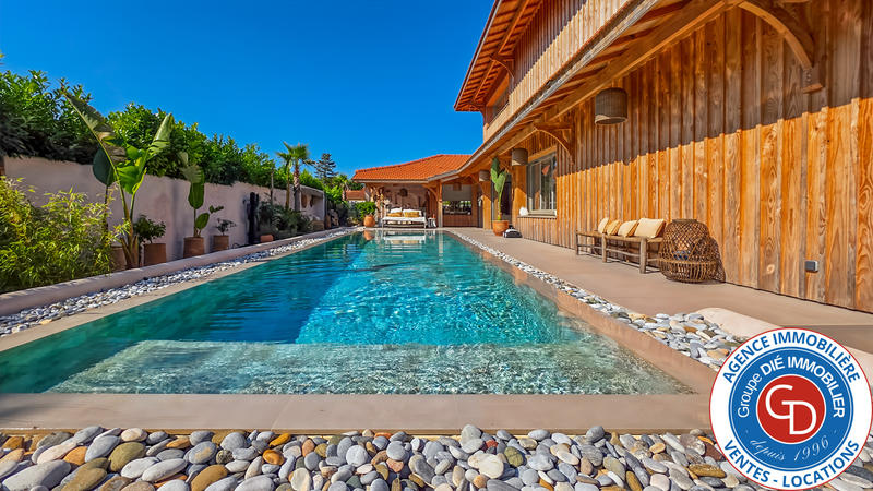 Maison - 250 m² - 6 pièces