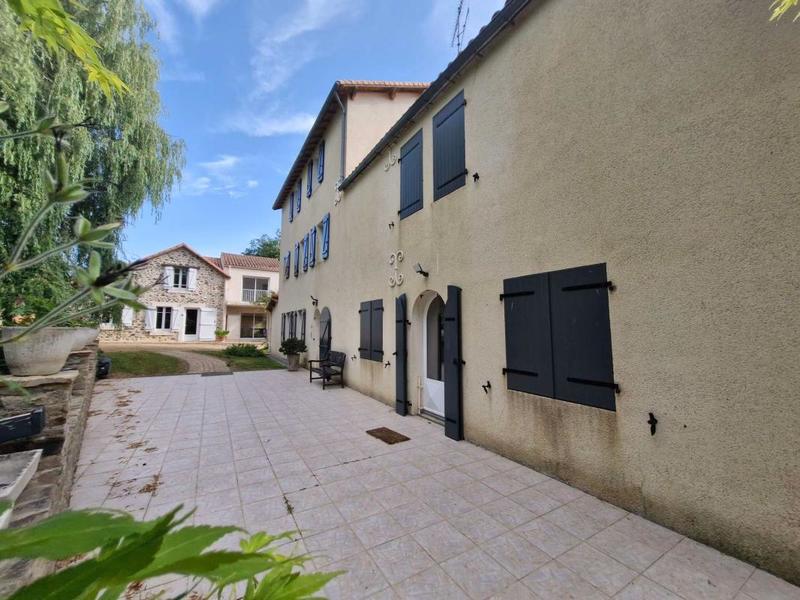 Maison - 422 m² - 15 pièces