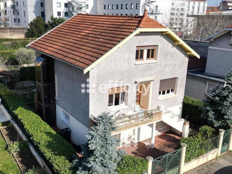 Maison - 208 m² - 11 pièces