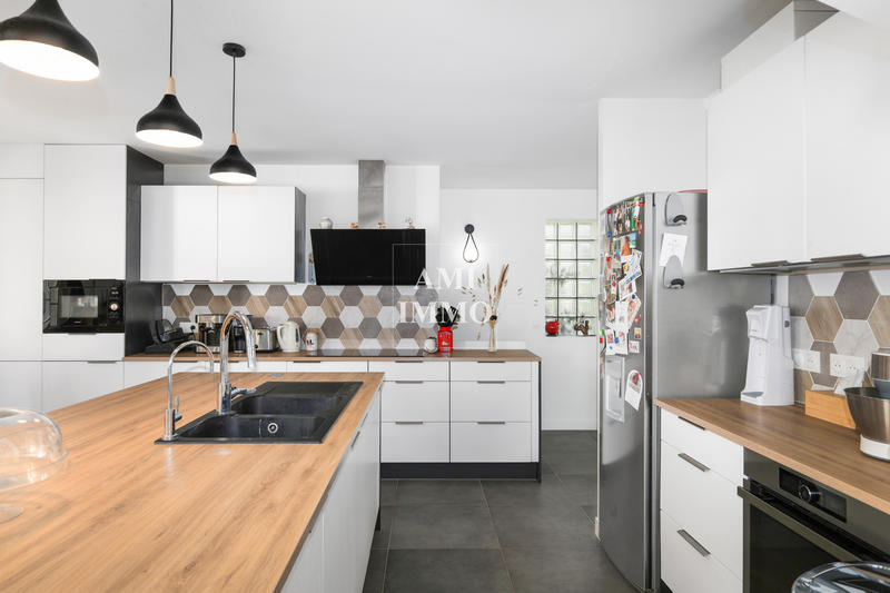 Propriété - 247 m² - 9 pièces