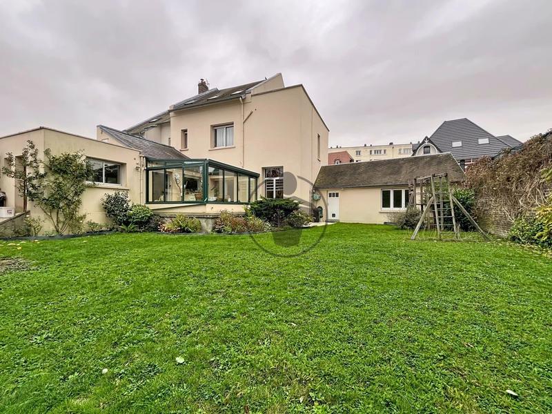 Maison - 232 m² - 6 pièces