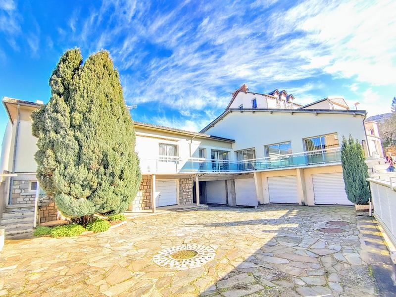 Maison - 570 m² - 8 pièces