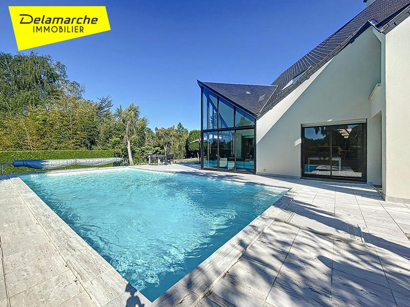 Maison - 241 m² - 10 pièces