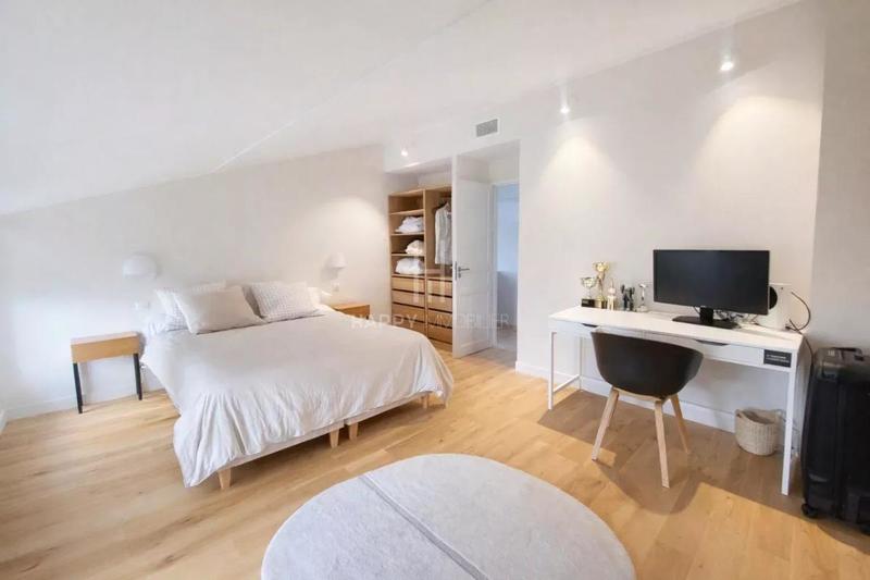 Maison - 290 m² - 9 pièces