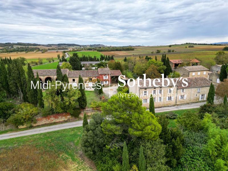 Maison - 393 m² - 10 pièces