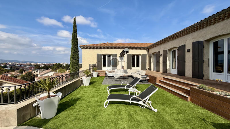 Maison - 284 m² - 8 pièces