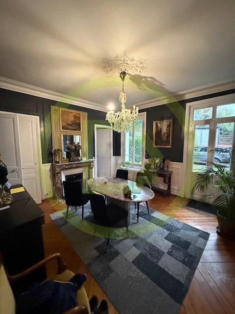 Maison - 360 m² - 7 pièces