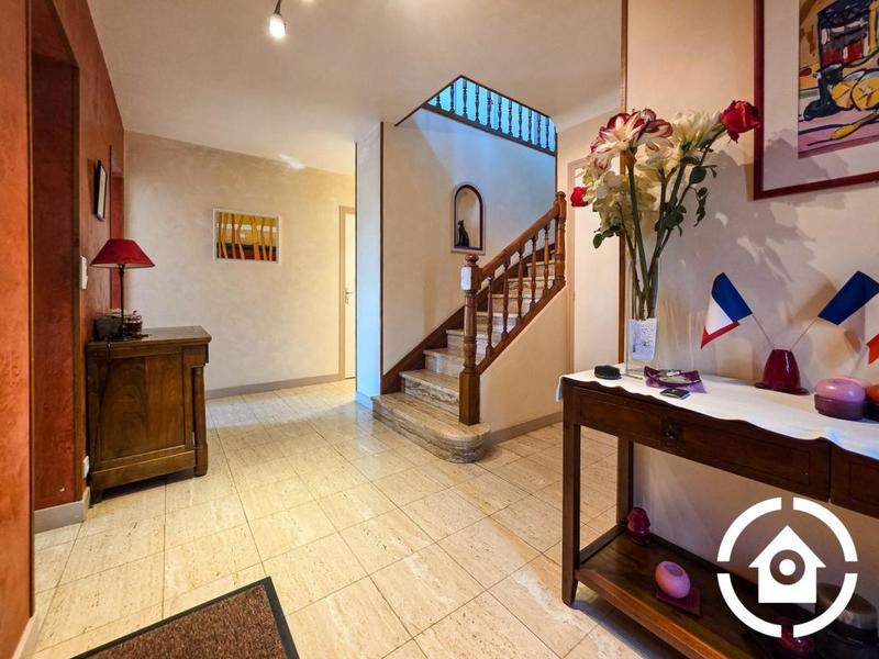 Maison - 212 m² - 8 pièces