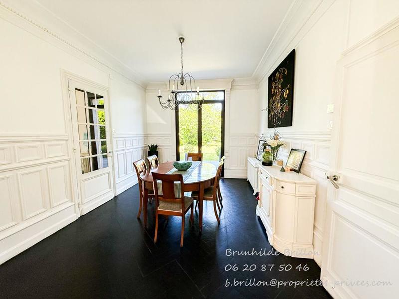 Maison - 215 m² - 9 pièces