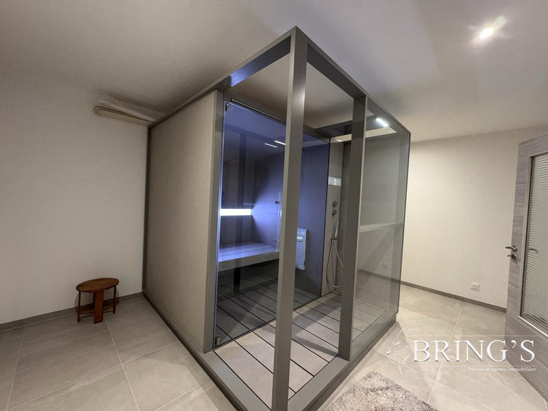 Maison - 222 m² - 7 pièces