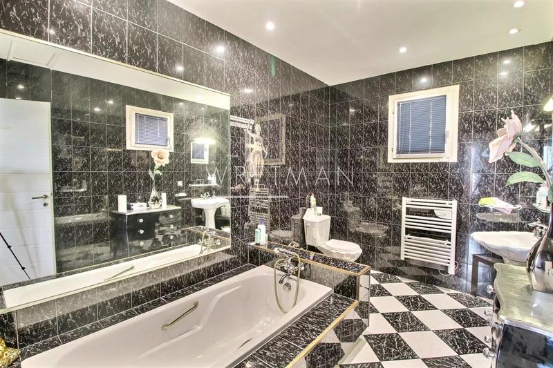 Maison - 256 m² - 8 pièces