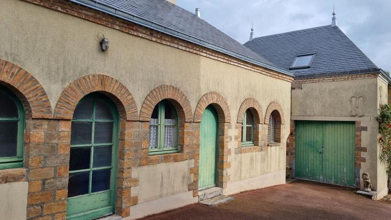 Propriété - 210 m² - 10 pièces