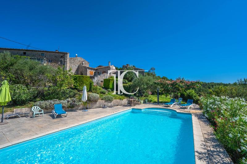 Propriété - 363 m² - 12 pièces