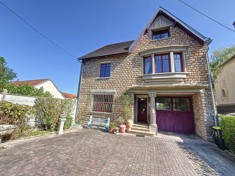 Maison ancienne - 201 m² - 8 pièces