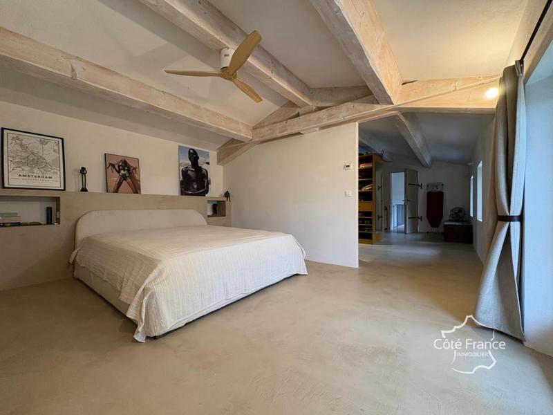 Villa - 239 m² - 9 pièces