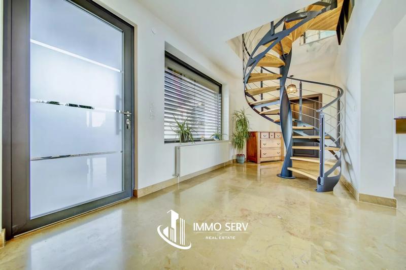 Maison - 245 m² - 9 pièces