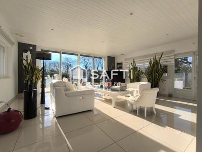 Maison - 250 m² - 8 pièces