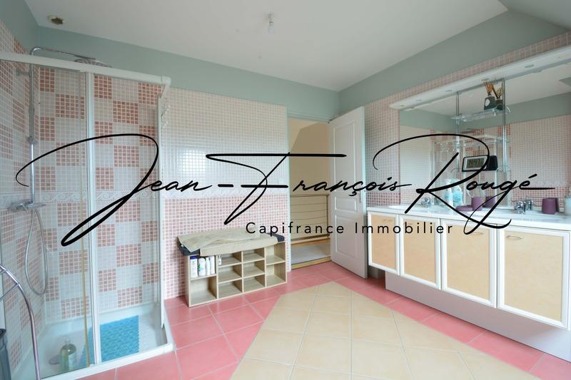 Maison - 235 m² - 9 pièces