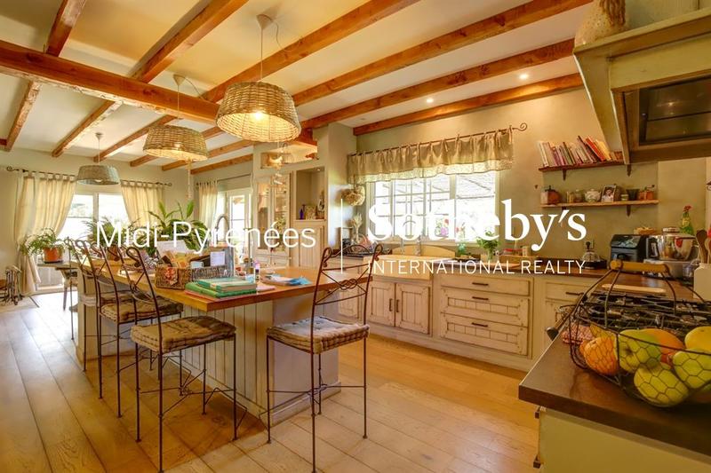 Maison - 228 m² - 8 pièces