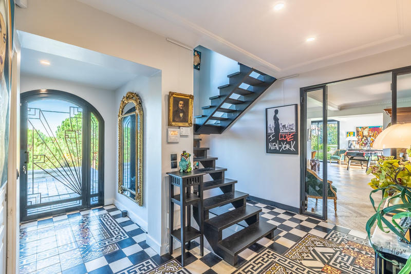 Maison - 425 m² - 12 pièces