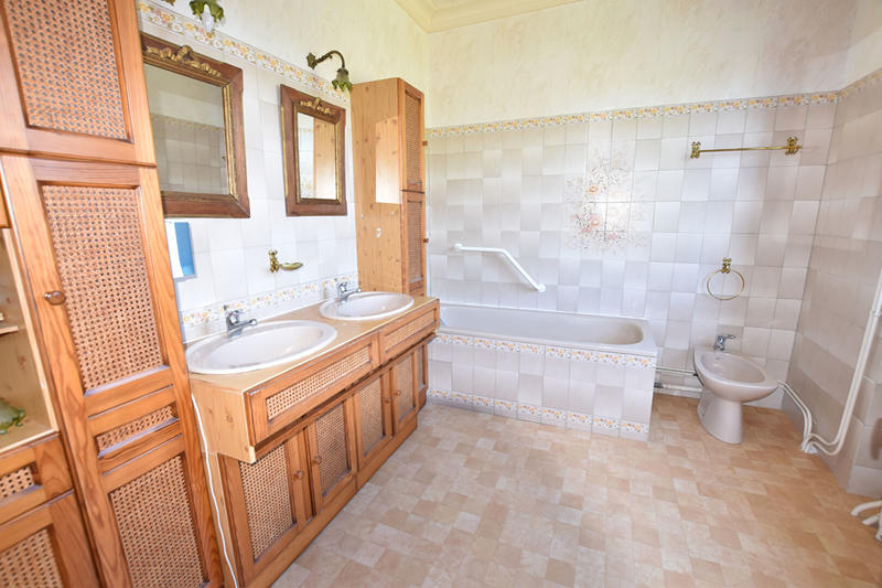 Maison - 227 m² - 11 pièces