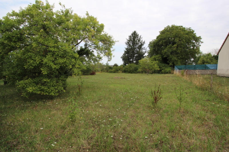 Terrain constructible - 1 080 m²