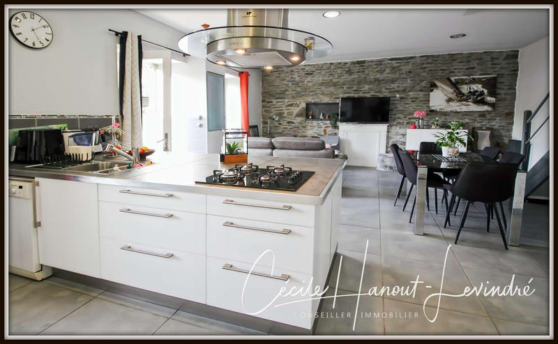 Maison - 202 m² - 9 pièces