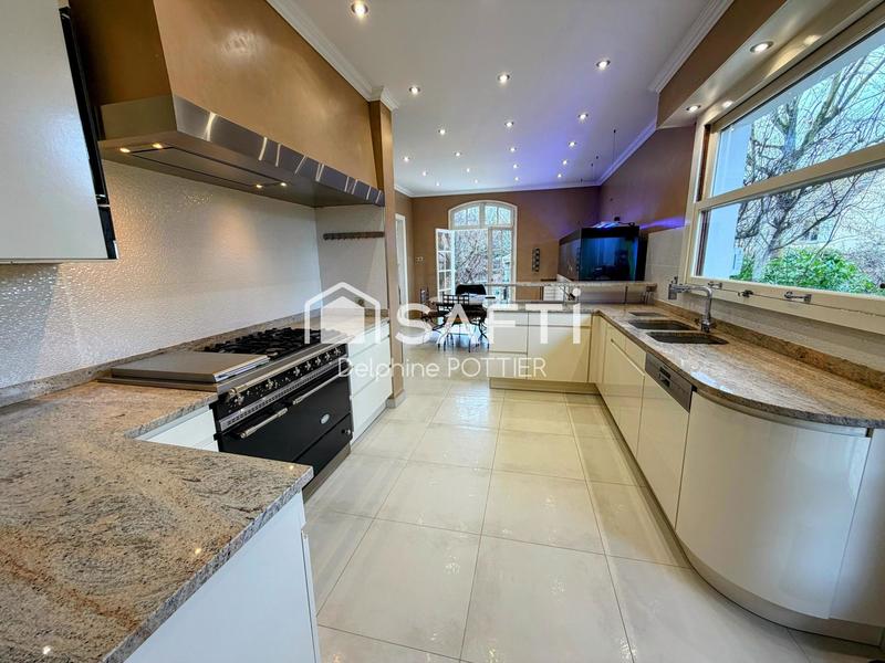 Maison - 232 m² - 8 pièces