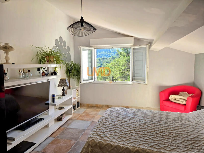 Propriété - 181 m² - 7 pièces