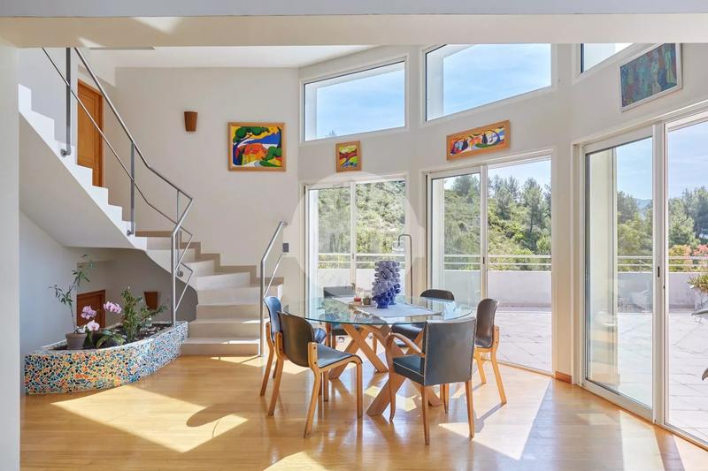 Maison - 350 m² - 6 pièces